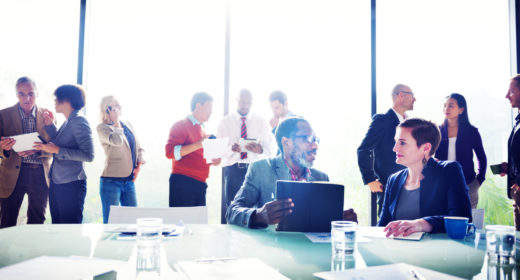 Groupe de personnes qui discutent dans un bureau